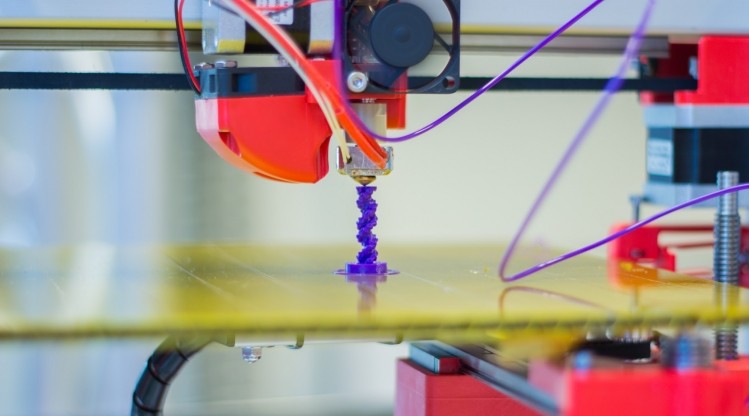A 3D printer makes a plastic model (Image: Jonathan Juursema)