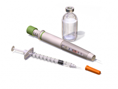 A diabetes pen next to a traditional syringe. (Image: Blausen staff)