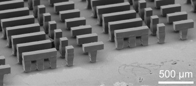 The PLGA microstructires resemble coffee cups containing APIs or vaccines for delayed delivery. Image: Courtesy of the Langer lab